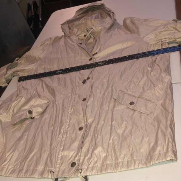 Chico’s Zenergy size XL 14-16 tan windbreaker with a bit of shimmer - Picture 12 of 16